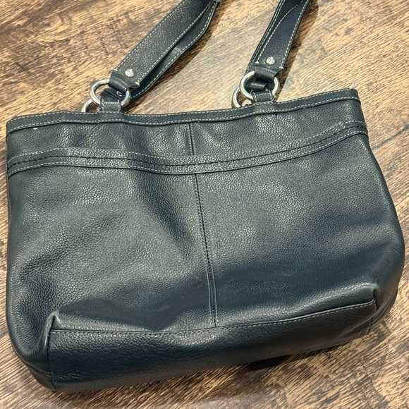 Coach Black Leather Shoulder Bag with Sleek Design - Picture 1 of 7